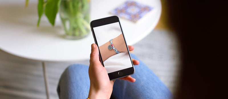 4 astuces pour photographier vos bijoux personnalisés comme un pro avec votre smartphone
