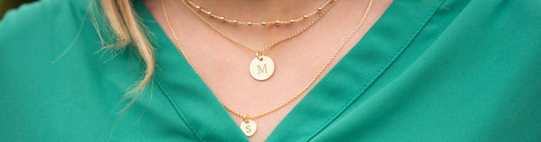 Du ras de cou au sautoir : adaptez votre collier à chaque style