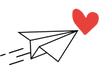 Un avion en papier et un coeur rouge