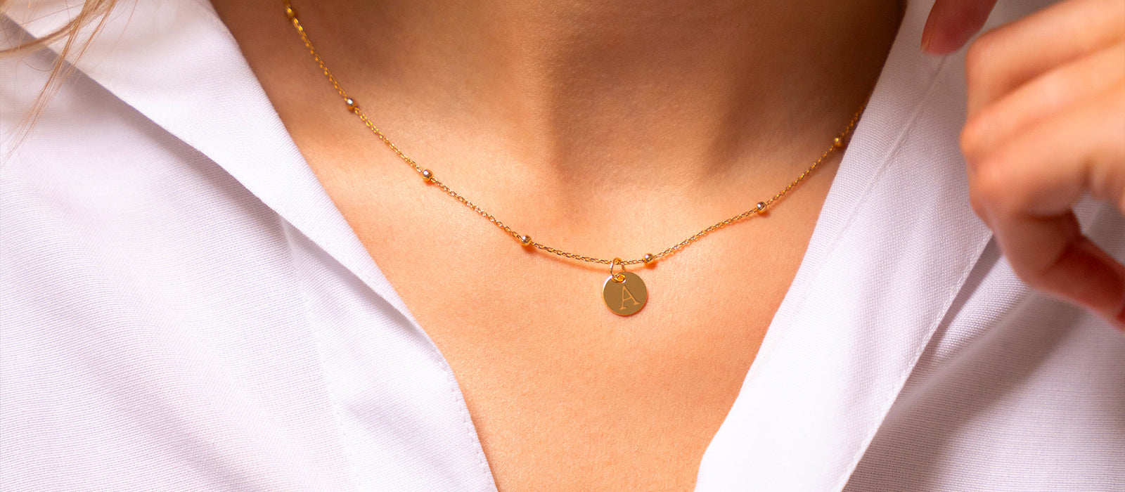 Bijoux pour femmes avec une chaine boule plaque or et personnalisation lettre A
