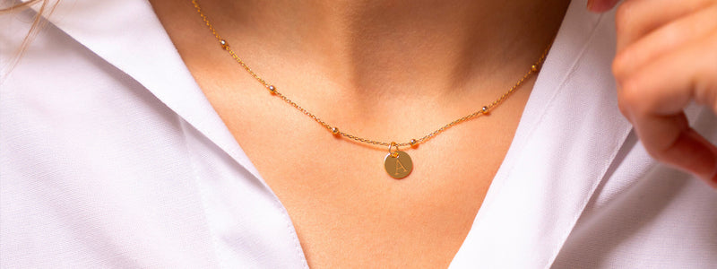 Bijoux pour femmes avec une chaine boule plaque or et personnalisation lettre A