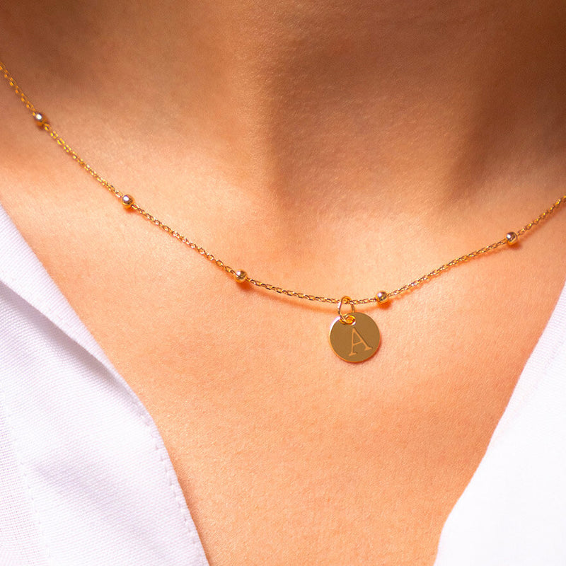 Bijoux pour femmes avec une chaine boule plaque or et personnalisation lettre A