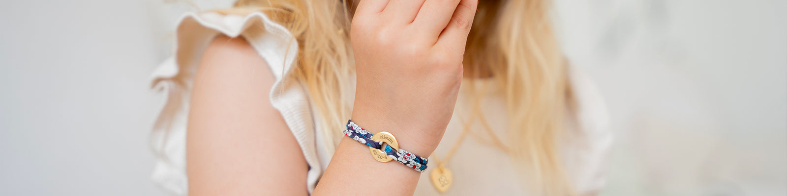 Bijoux pour Enfants qui tient une madeleine Personnalisable