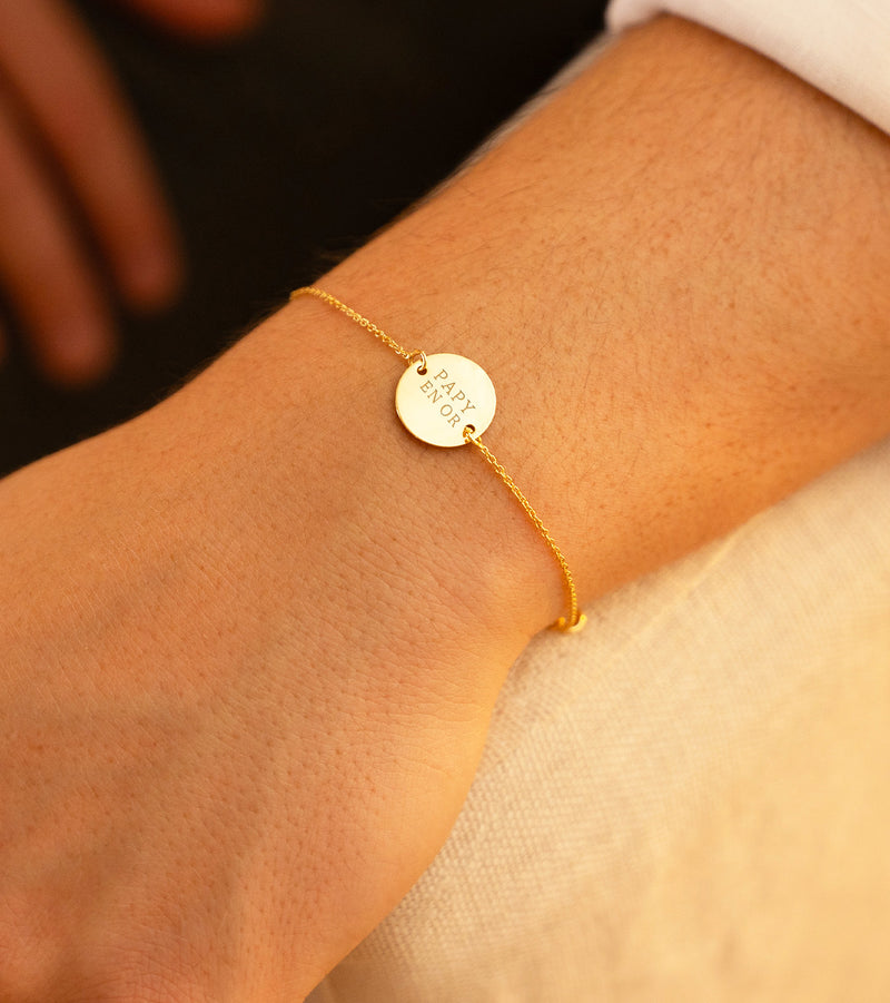Médaille brillante et ses deux trous délicats, ce bracelet en plaqué or ajoute une touche de sophistication à votre look. Une chaîne maille fine complète ce bijou personnalisé.