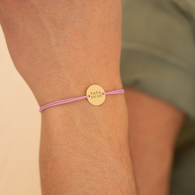 Bracelet plaqué or avec médaille 15mm, cordon rose, deux trous pour personnalisation