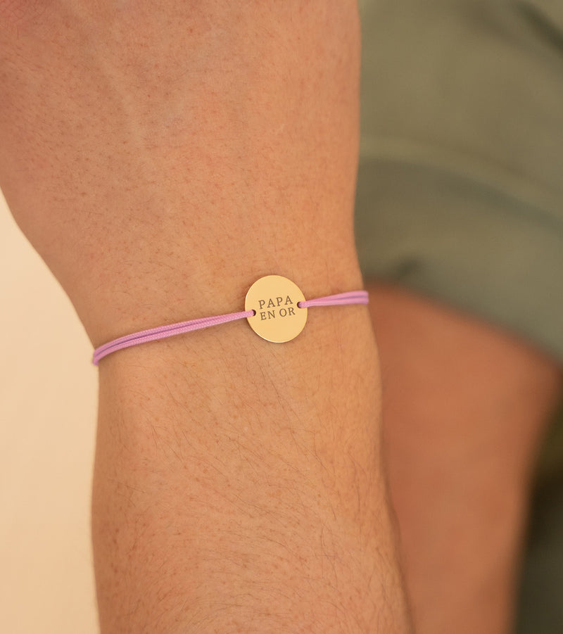 Bracelet plaqué or avec médaille 15mm, cordon rose, deux trous pour personnalisation