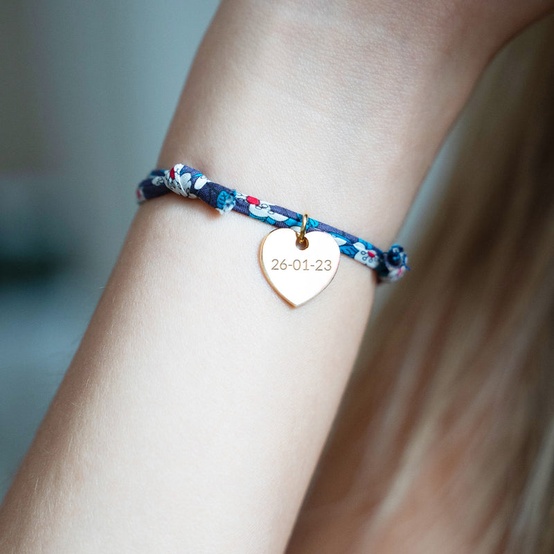 Bracelet personnalisé en plaqué or, mettant en valeur un charmant cœur de 15mm sur un lien Liberty Iris.