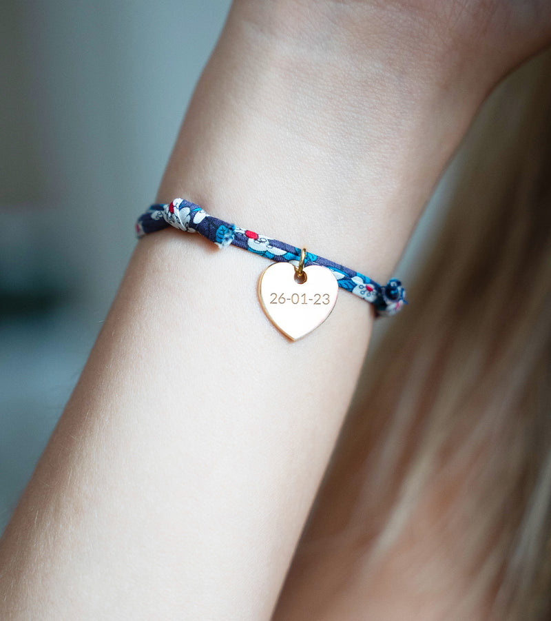 Bracelet personnalisé en plaqué or, mettant en valeur un charmant cœur de 15mm sur un lien Liberty Iris.