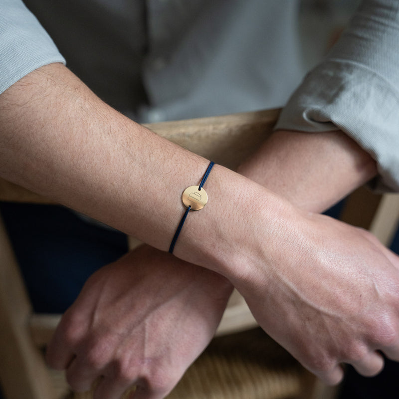 Médaille plaquée or de 15mm sur bracelet personnalisé, 2 trous, cordon bleu marine, pour un style distinctif.