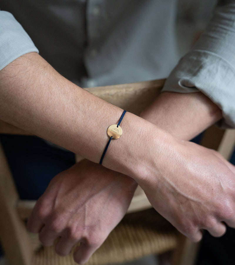 Médaille plaquée or de 15mm sur bracelet personnalisé, 2 trous, cordon bleu marine, pour un style distinctif.