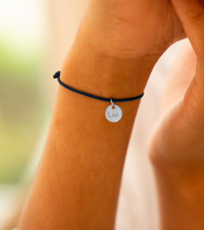 Bracelet personnalisé médaille 10mm argent cordon bleu marine. L'accessoire parfait pour affirmer votre look.
