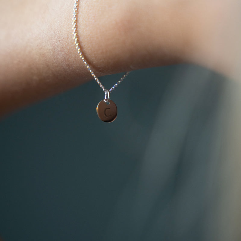 chaîne maille argentée avec médaille 10mm. Accessoire de mode raffiné