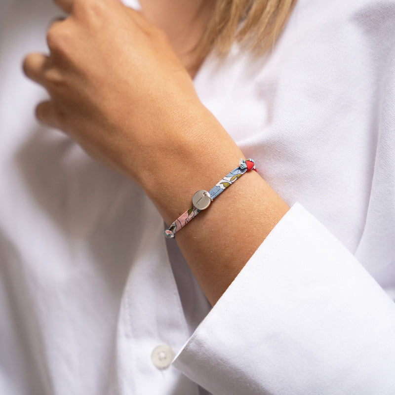 Bracelet argenté orné d'une médaille de 10mm et d'un lien Liberty Hortensia.