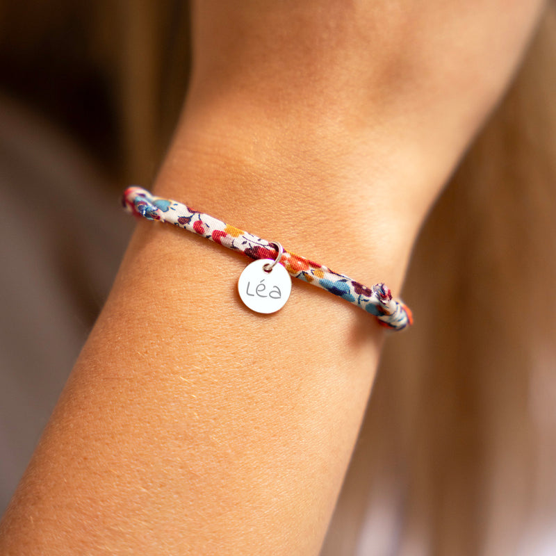 Un bracelet argenté avec une médaille de 10mm personnalisée et un lien Liberty Pavot.