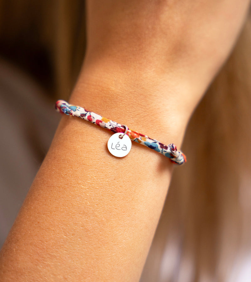 Un bracelet argenté avec une médaille de 10mm personnalisée et un lien Liberty Pavot.