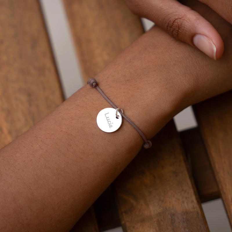 Accessoire argenté de 15mm avec un cordon marron clair, parfait pour un look sophistiqué.