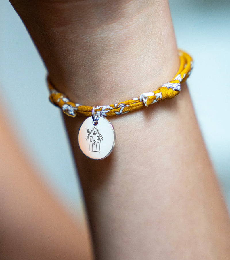 Bracelet personnalisé en argent avec une médaille de 15mm, agrémenté d'un Liberty Clivia.