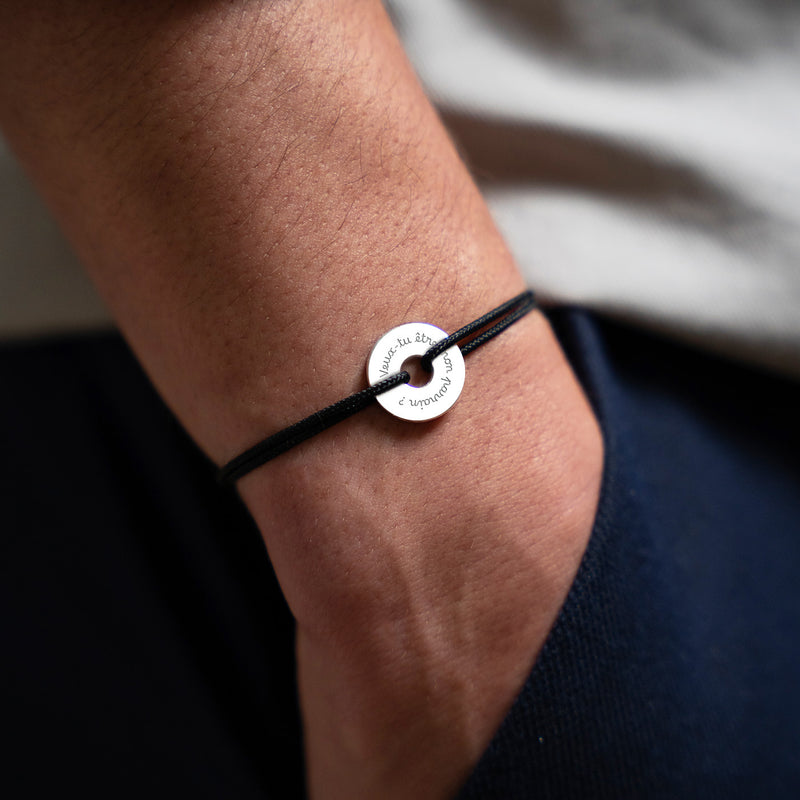 "Un bracelet en forme de cible, personnalisé de 15mm en argent, avec un cordon noir. "