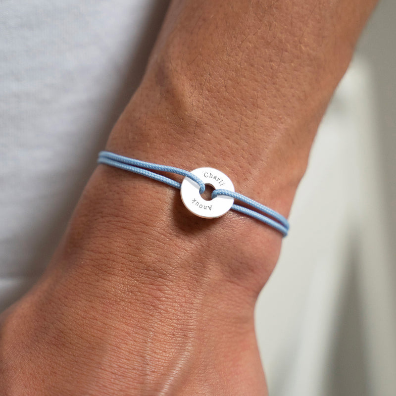 Le cordon bleu pastel met en valeur ce bracelet en forme de cible, personnalisé de 15mm en argent.
