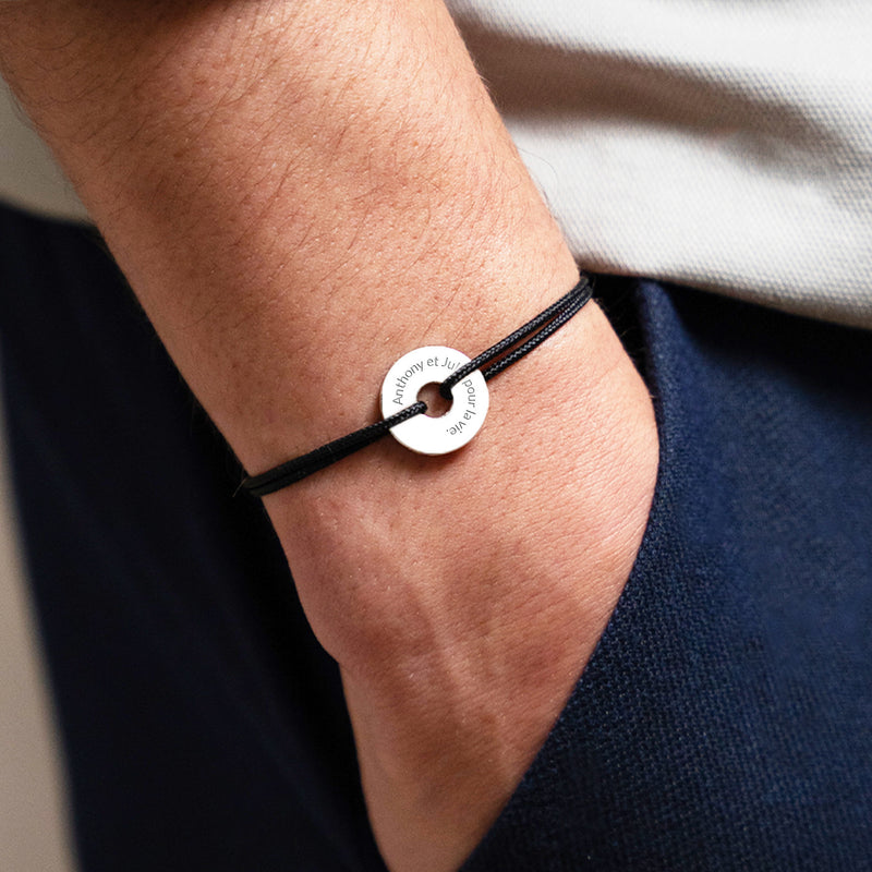 un bracelet en forme de cible, personnalisé de 15mm en argent, orné d'un cordon noir.