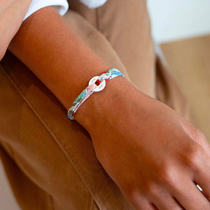 Personnalisé 15mm argent, ce bracelet cible est lié par le Liberty Hortensia.