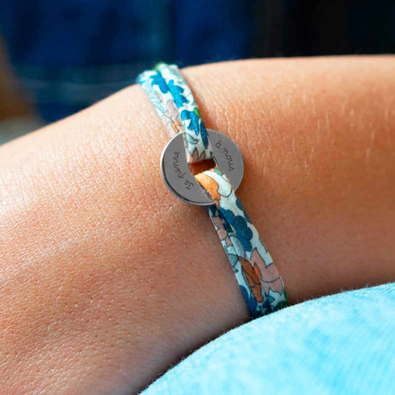 Bracelet unique en forme de cible, personnalisé de 15mm en argent, avec un délicat liberty lilas en lien.