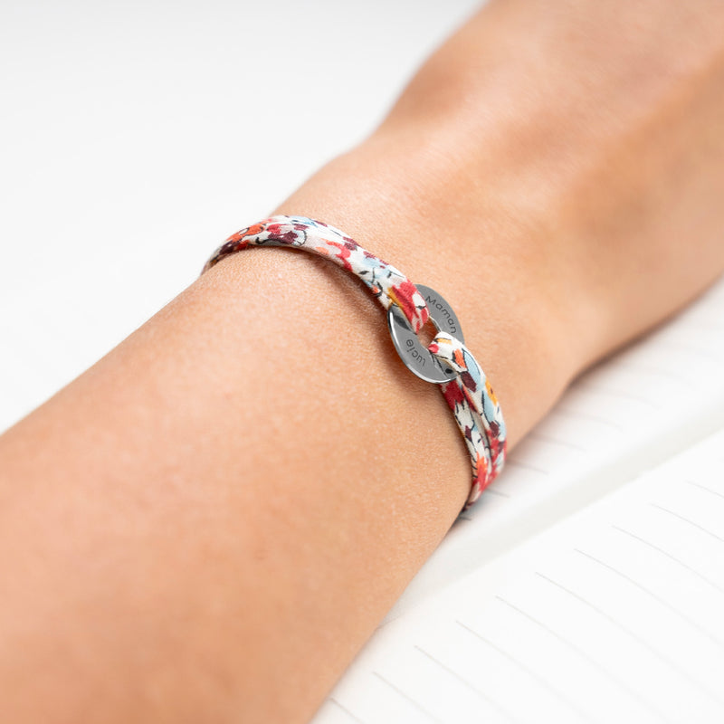 Associant le liberty pavot au bracelet cible personnalisé de 15mm en argent, le style est affirmé.