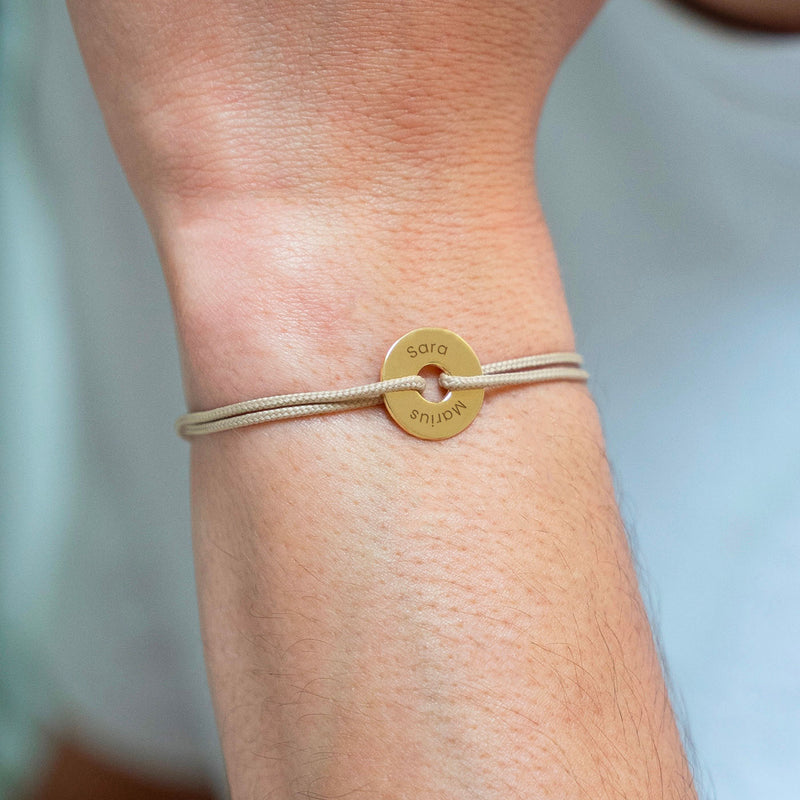 Bracelet personnalisé en 15mm, plaqué or, avec forme cible et cordon beige.