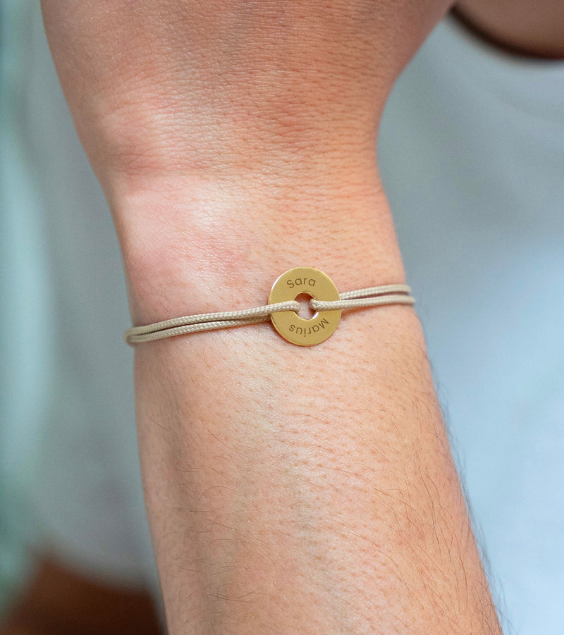 Bracelet personnalisé en 15mm, plaqué or, avec forme cible et cordon beige.