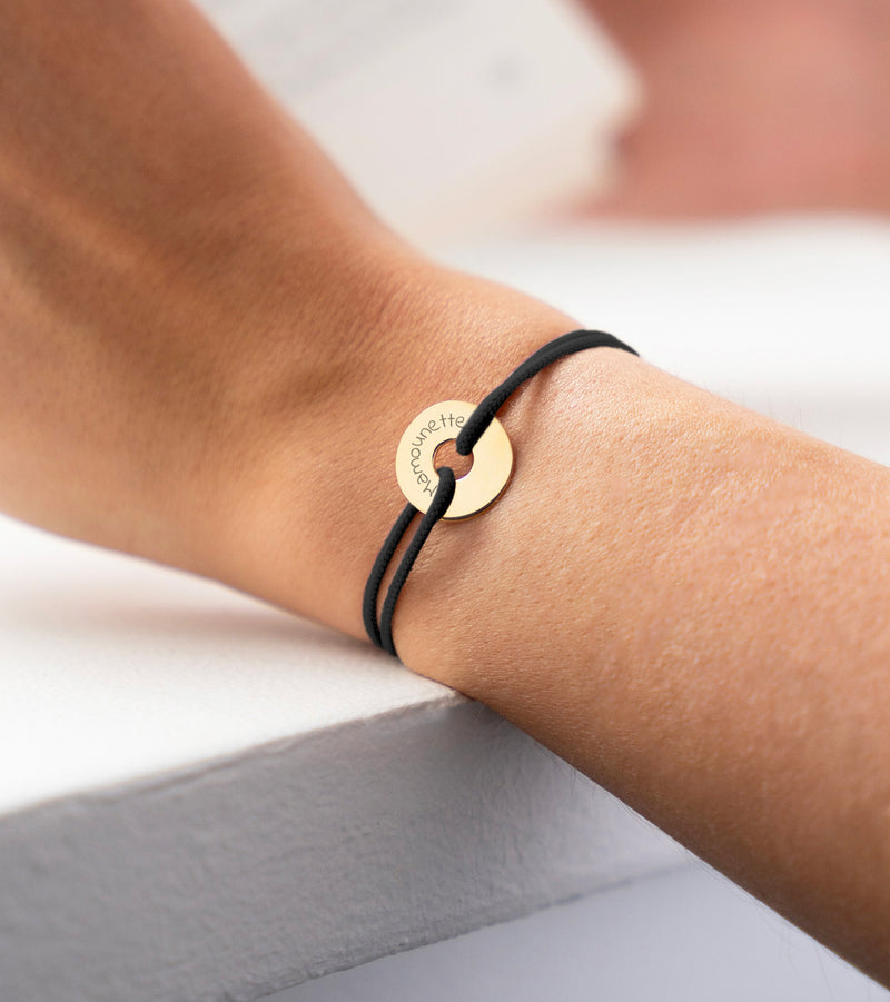Bracelet personnalisé en 15mm, plaqué or, avec forme cible et cordon noir.