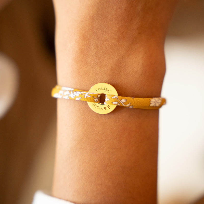 Associant le liberty Clivia, ce bracelet plaqué or 15mm est personnalisé en forme de cible.