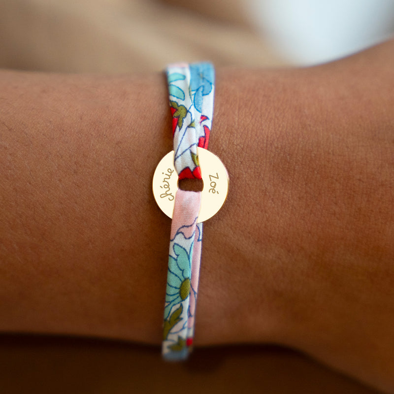 Orné du liberty Hortensia, ce bracelet plaqué or 15mm adopte une forme de cible personnalisée.