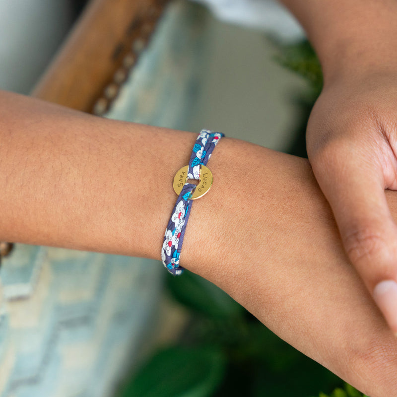 Un bracelet personnalisé en forme de cible, orné du liberty Iris, plaqué or 15mm.