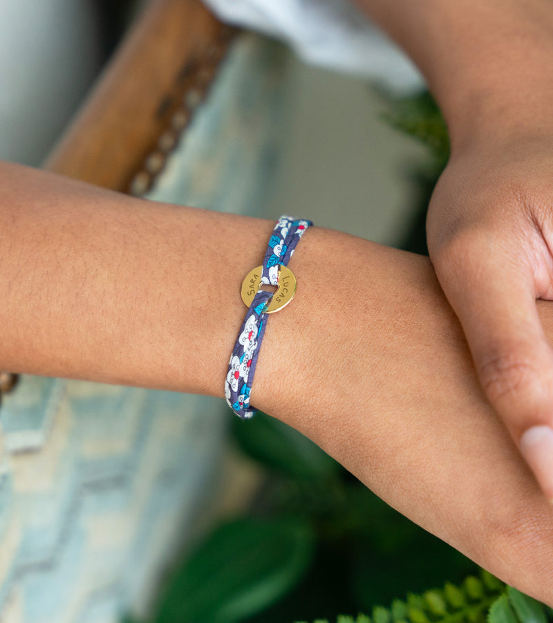 Un bracelet personnalisé en forme de cible, orné du liberty Iris, plaqué or 15mm.