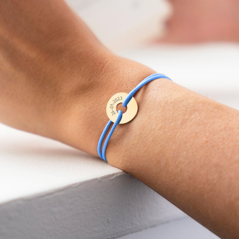 Bracelet en forme de cible, de 15mm, plaqué or, avec cordon bleu pastel.