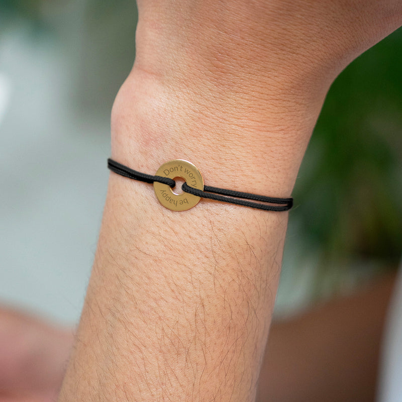 Un cordon noir accompagne ce bracelet personnalisé en 15mm, plaqué or, à forme cible.