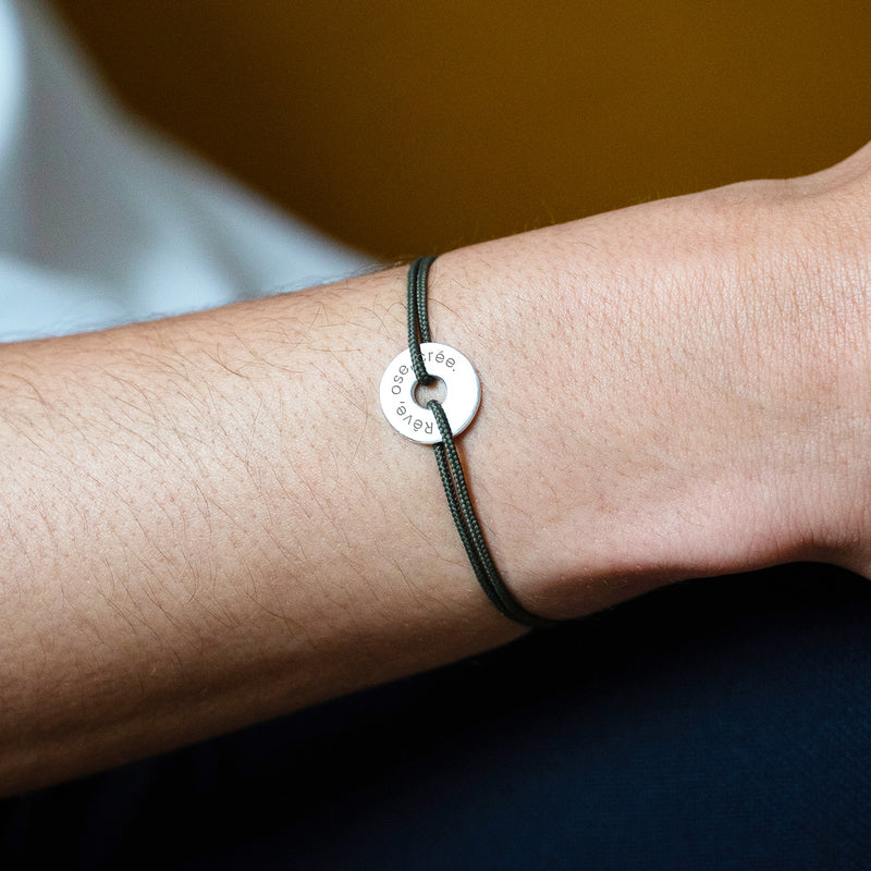 Ce bracelet, personnalisé de 15mm en argent avec une forme de cible, est rehaussé d'un cordon kaki