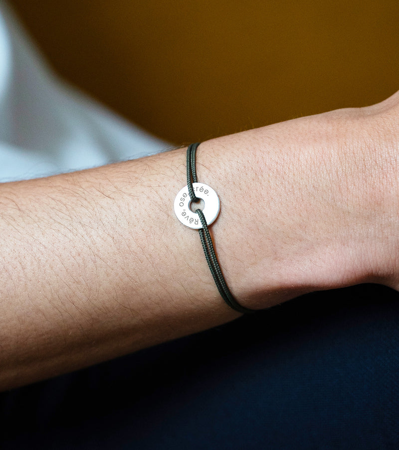 Ce bracelet, personnalisé de 15mm en argent avec une forme de cible, est rehaussé d'un cordon kaki