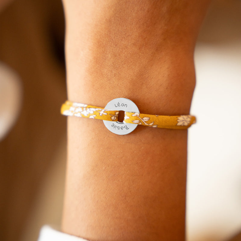 Le Liberty Clivia, tissant le lien de ce bracelet en forme de cible personnalisé 15mm argent, inspire l'élégance.