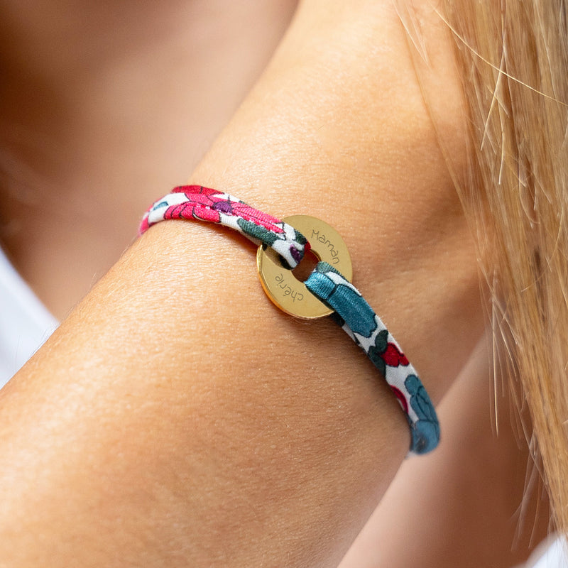 Associant le liberty Jacinthe, ce bracelet personnalisé en forme de cible est plaqué or 15mm.
