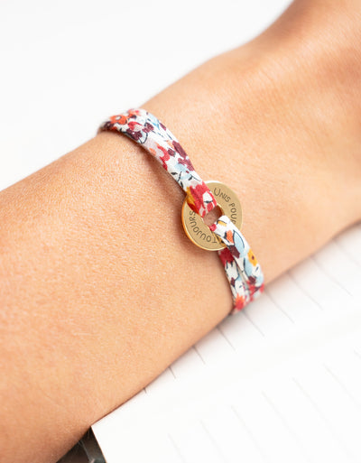 Associant le liberty Pavot en tant que lien, ce bracelet plaqué or 15mm est personnalisé en forme de cible.