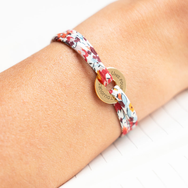 Associant le liberty Pavot en tant que lien, ce bracelet plaqué or 15mm est personnalisé en forme de cible.