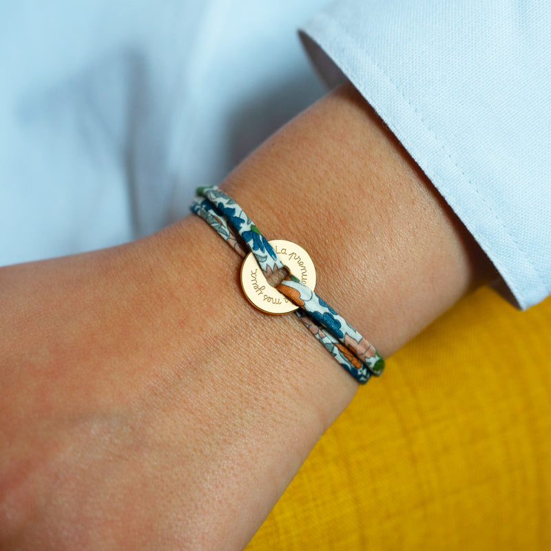 Lié par le liberty lilas, ce bracelet personnalisé en forme de cible est plaqué or 15mm.