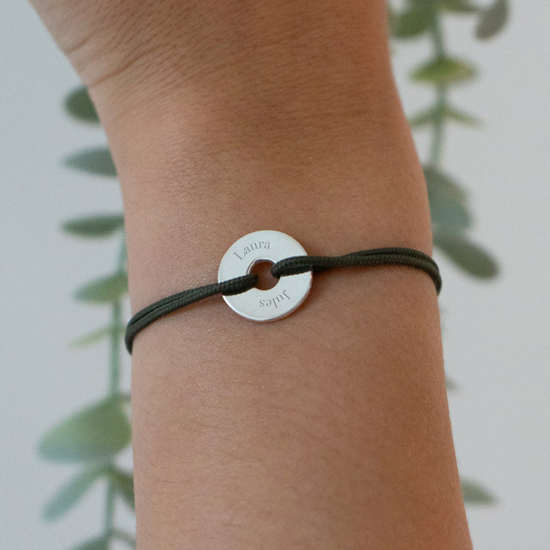 Un bracelet en forme de cible, personnalisé de 15mm en argent, avec un cordon kaki