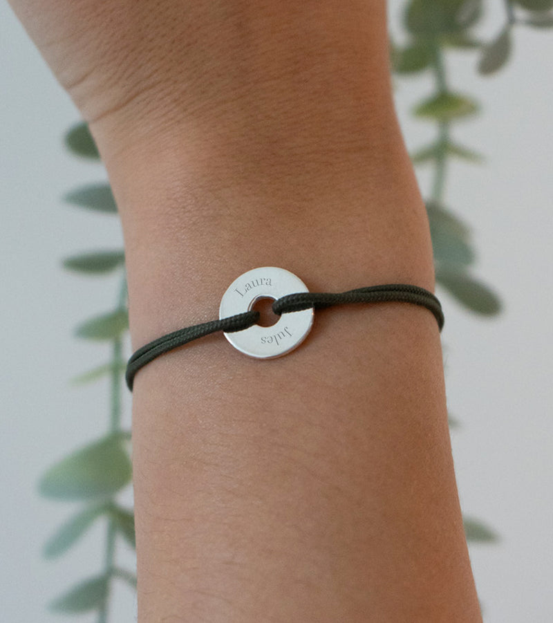 Un bracelet en forme de cible, personnalisé de 15mm en argent, avec un cordon kaki