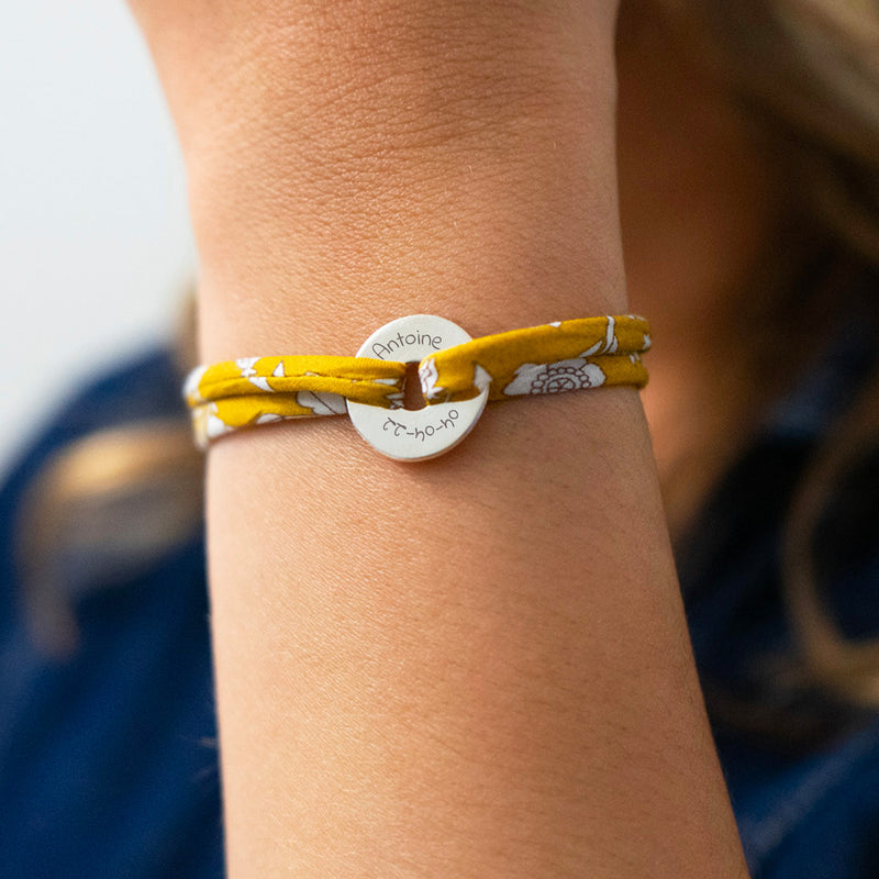 Lié par le Liberty Clivia, ce bracelet en forme de cible personnalisé 15mm argent rayonne.