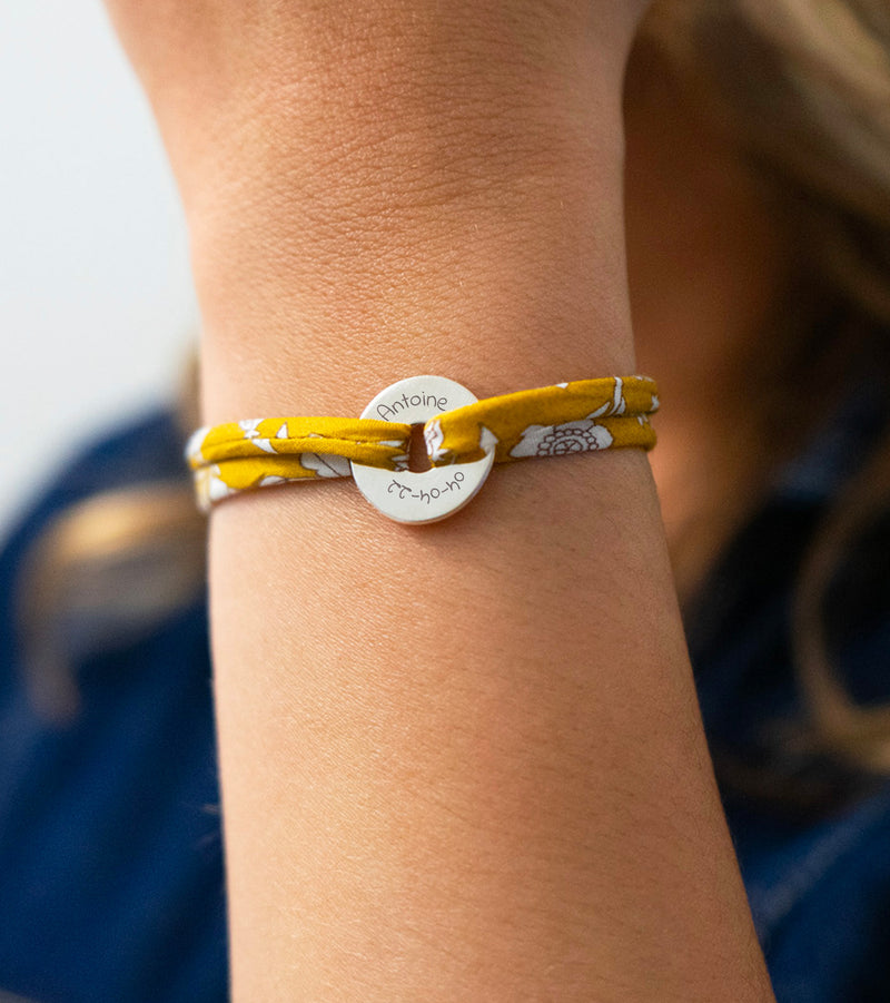Lié par le Liberty Clivia, ce bracelet en forme de cible personnalisé 15mm argent rayonne.