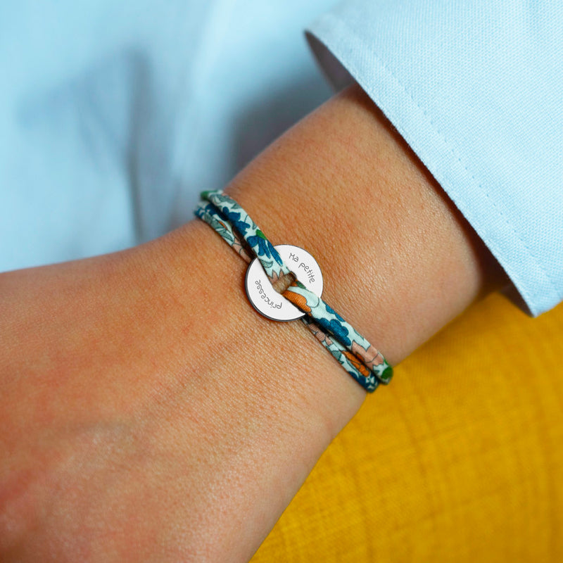 bracelet en forme de cible, personnalisé de 15mm en argent, attaché par un liberty lilas.