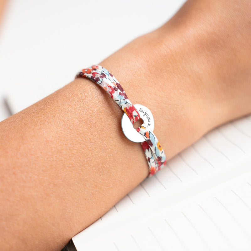 Avec son lien en liberty pavot, le bracelet cible personnalisé de 15mm en argent est unique.