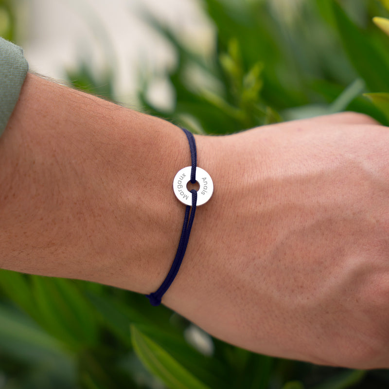 Doté d'un design en forme de cible, ce bracelet argenté de 15mm est assorti d'un cordon bleu marine.